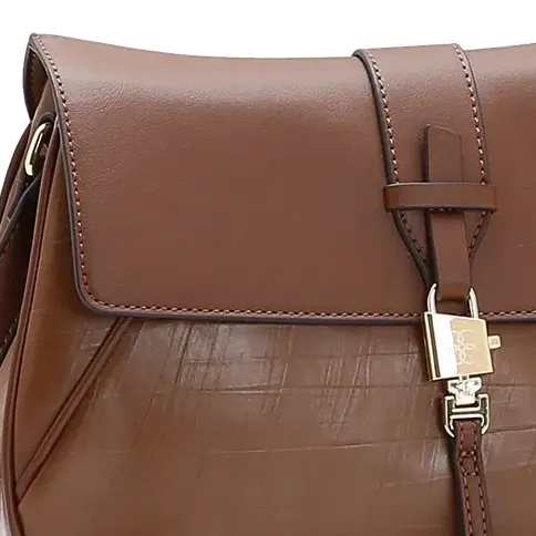 Detalhe do fecho frontal da bolsa Chenson Office Chic com acabamento em metal dourado